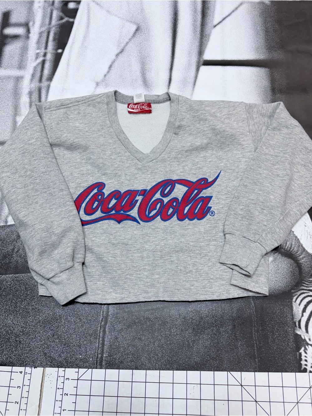Coca Cola VNTG 90s  made in USA sz Large Cropped Raw Hem Sweatshirt A54 - Picture 2 of 5